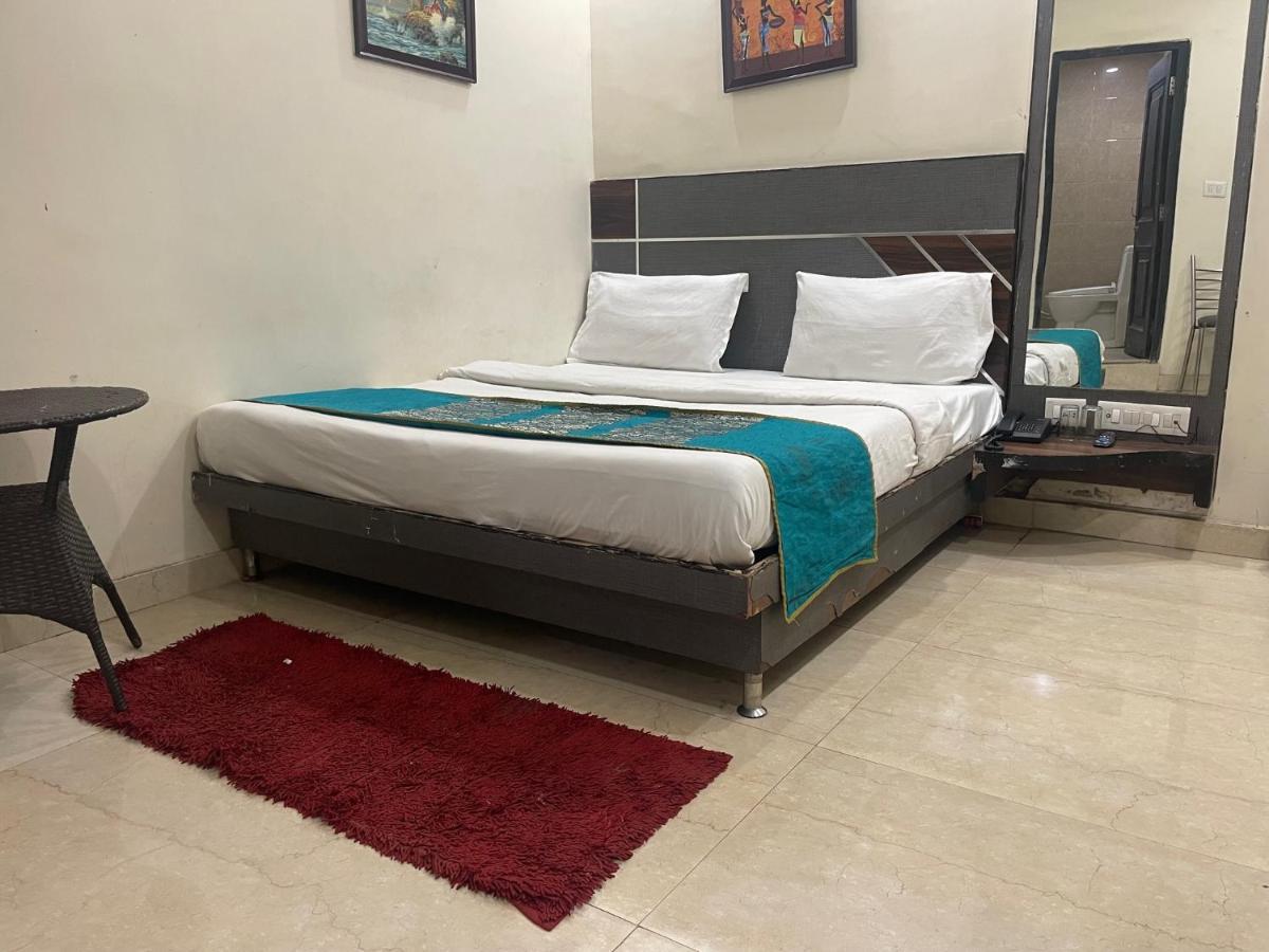 Hare Krishna Main Bazar Hotel Ню Делхи Екстериор снимка