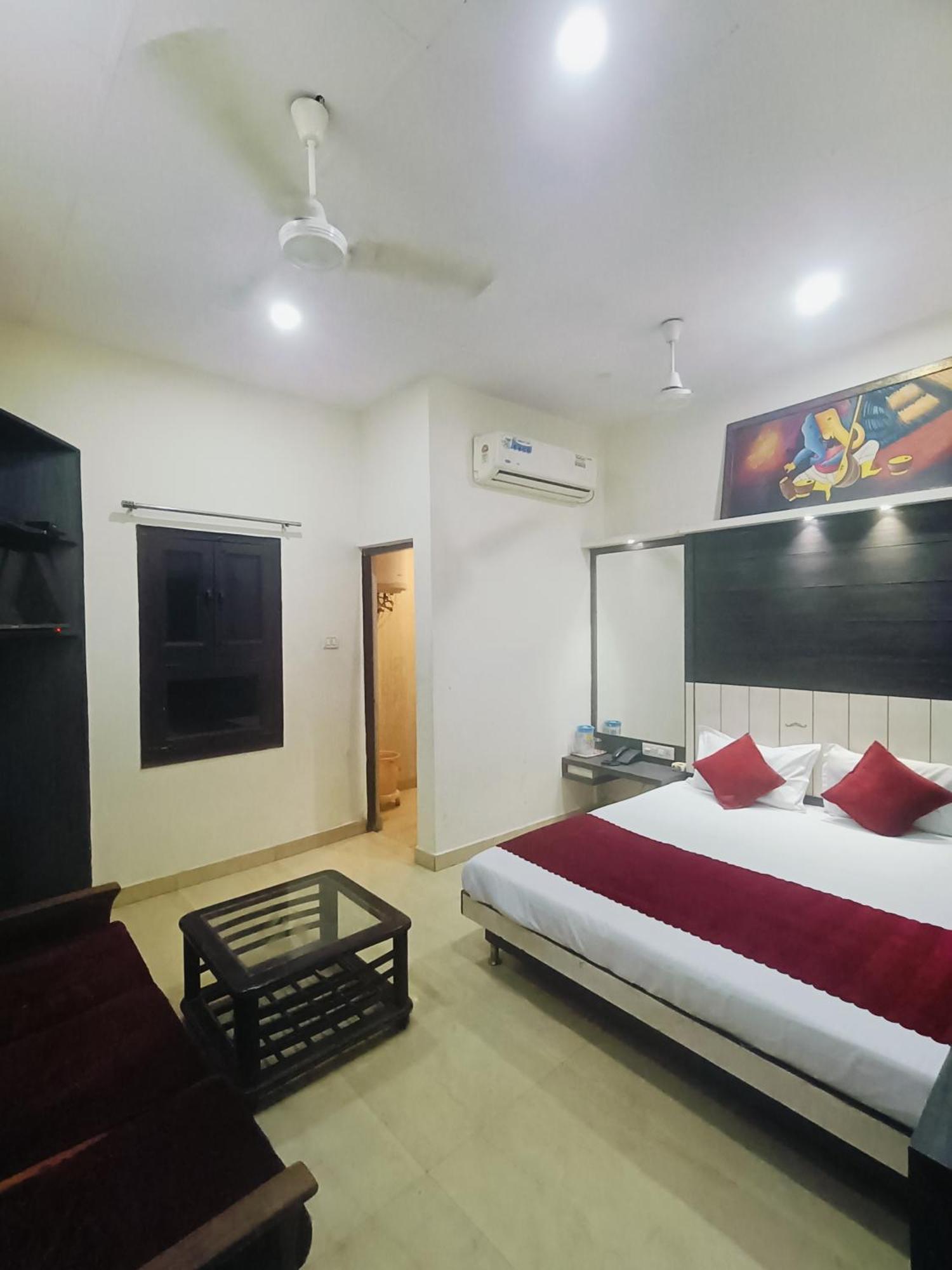 Hare Krishna Main Bazar Hotel Ню Делхи Екстериор снимка