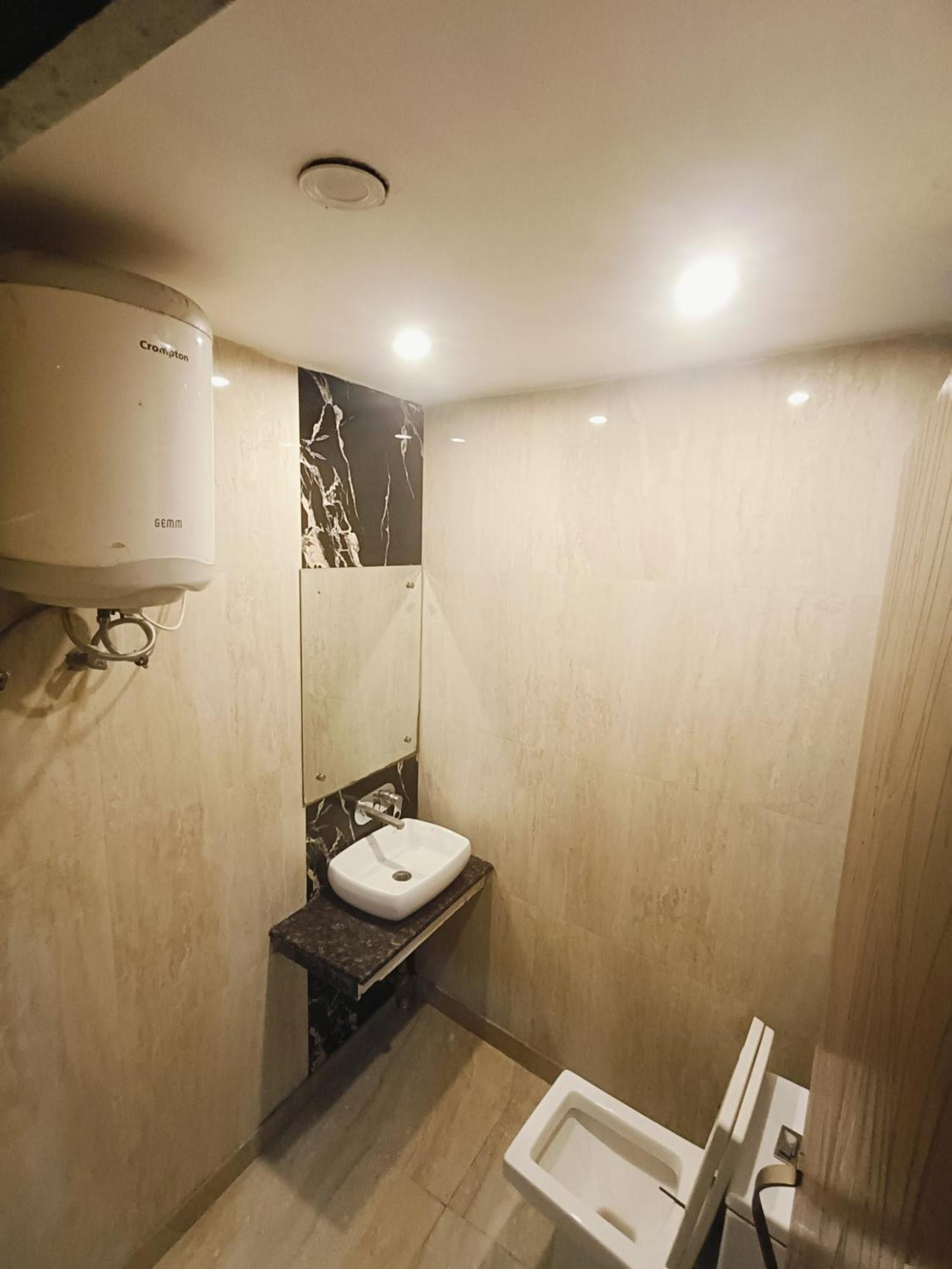 Hare Krishna Main Bazar Hotel Ню Делхи Екстериор снимка