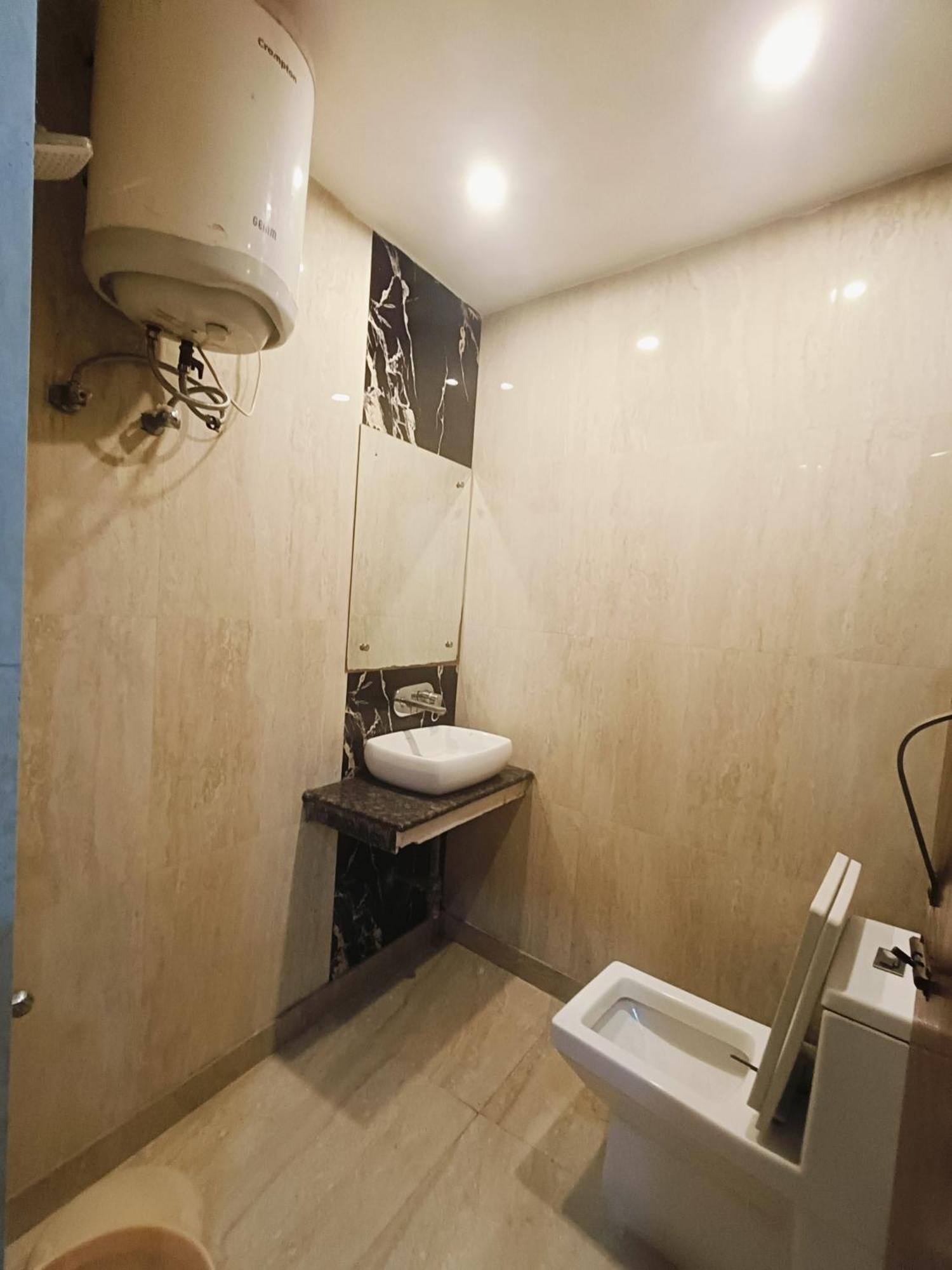 Hare Krishna Main Bazar Hotel Ню Делхи Екстериор снимка