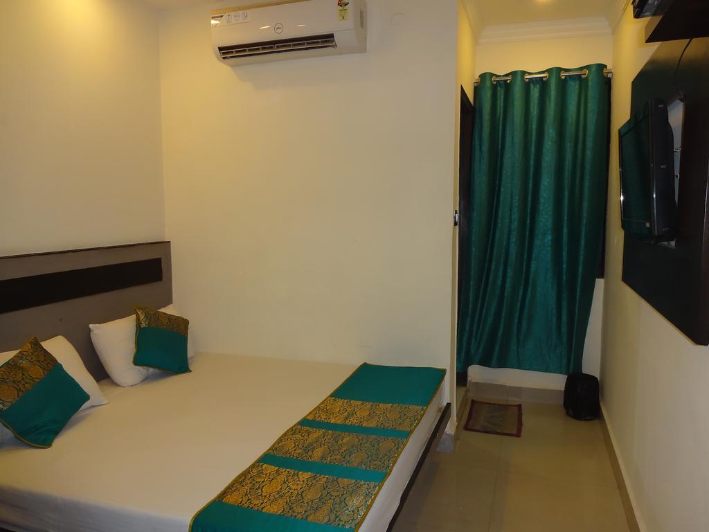 Hare Krishna Main Bazar Hotel Ню Делхи Екстериор снимка