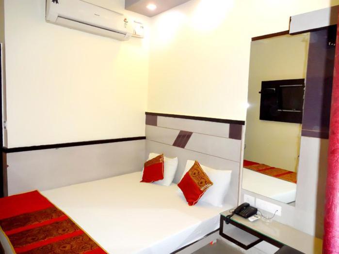 Hare Krishna Main Bazar Hotel Ню Делхи Екстериор снимка